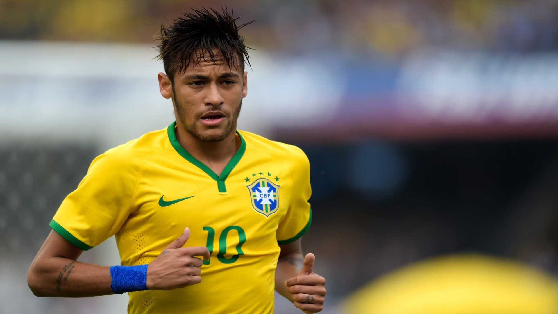 跳水高难动作波兰稳健完成，波兰跳伞者误降足球比赛现场